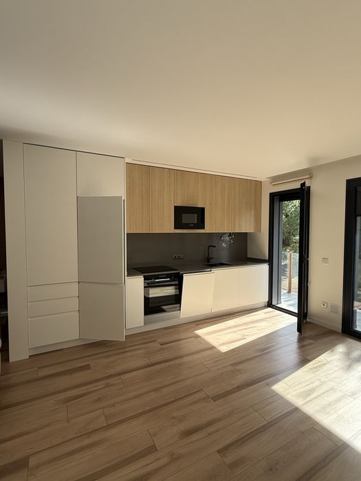 T2 contemporâneo com garagem box, varandas e excelente luminosidade — Santa Clara, Leiria 1.150 €/mês