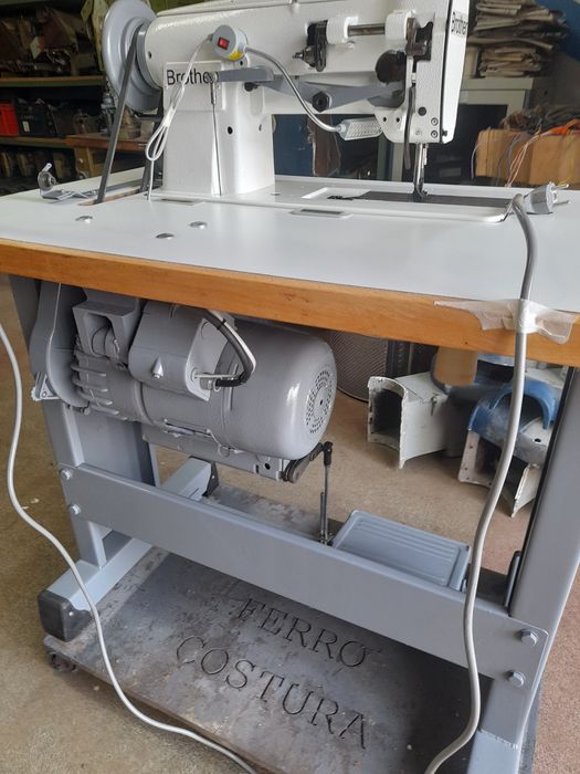 Máquina de costura de triplo arrasto