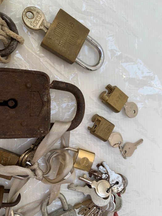 Lote com cadeados antigos e recentes