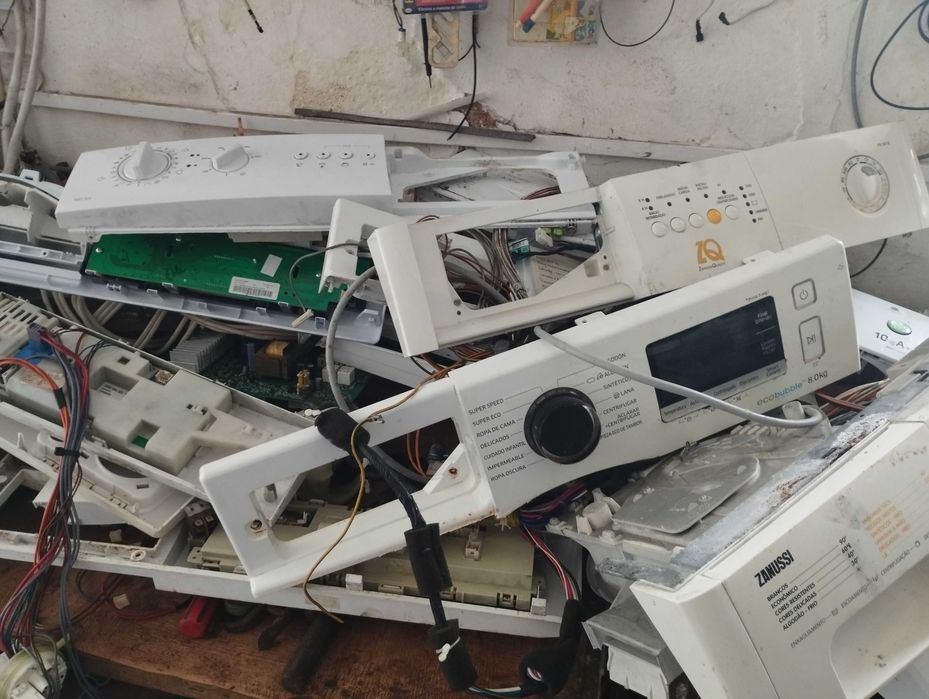 Módulos eletrônicos, motores, portas