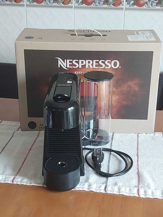 Máquina de cápsulas Nespresso Essenza Plus