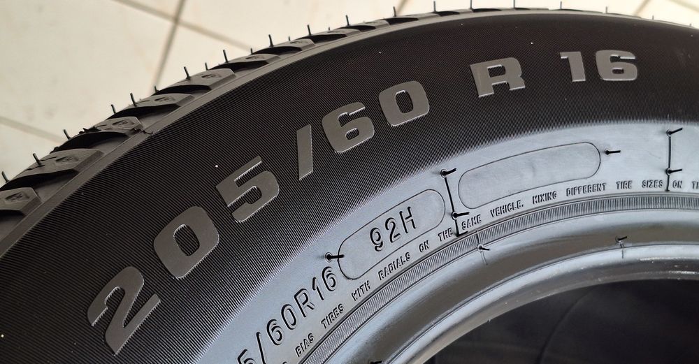4x 205/60R16 BfGoodrich g-Force Winter 2 2023r D/B/69dB 3 lata gwar.