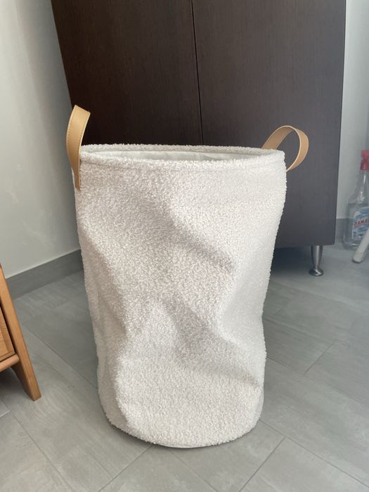 Cesto de roupa branco