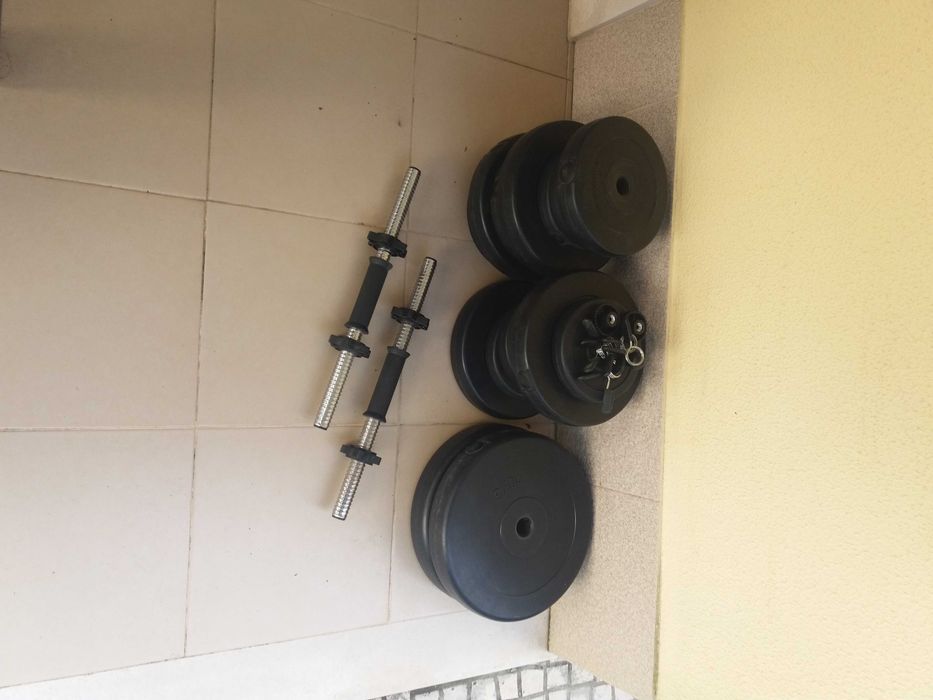 Banco de Musculação completo, (como Novo) com muitos pesos.