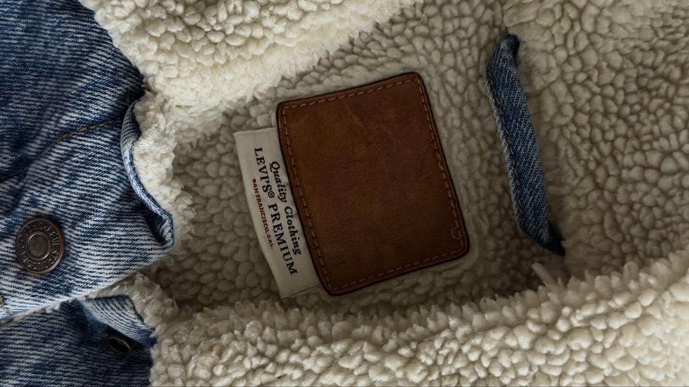 джинсовая куртка Levi's® Sherpa Trucker Jacket.