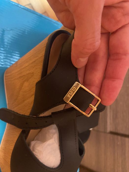 Босоніжки на платформі