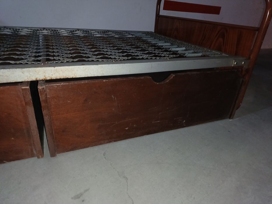 Cama de solteiro vintage