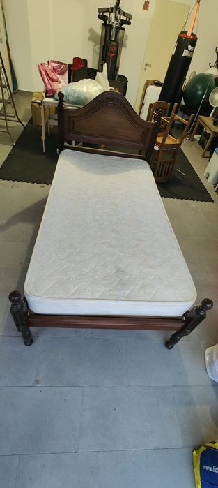 Cama solteiro + escrivaninha