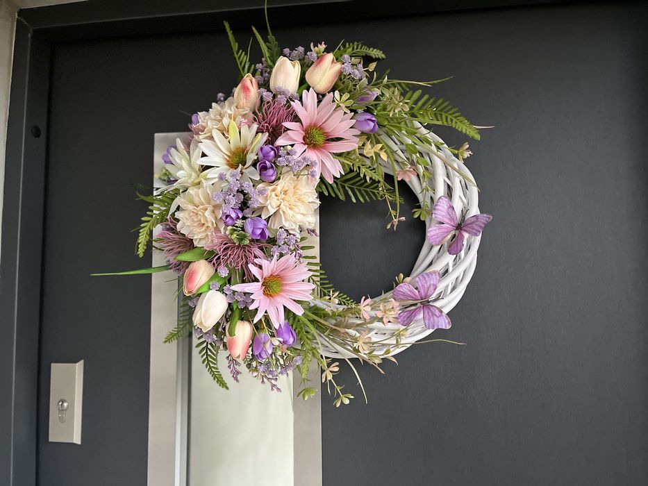 Wiklinowy wiosenny wianek na drzwi, motyle