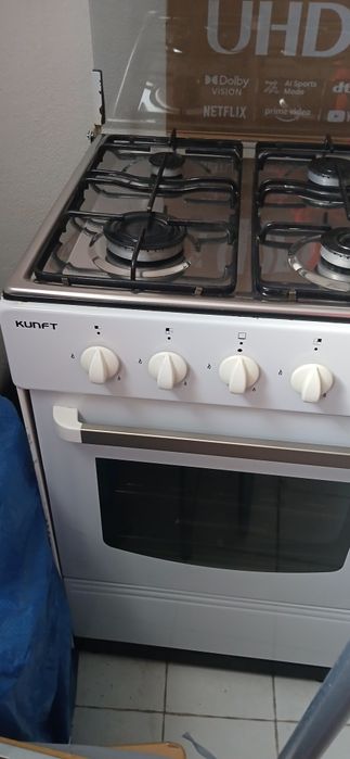 uma mesa de sala o cozinha de vidro