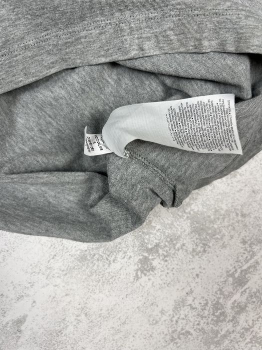 Футболка nike з яскравим графічним логотипом