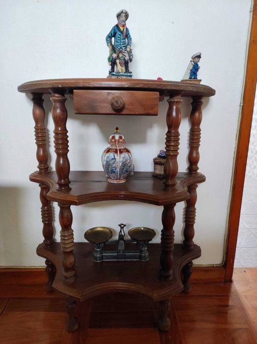 Móvel de decoração em madeira mogno