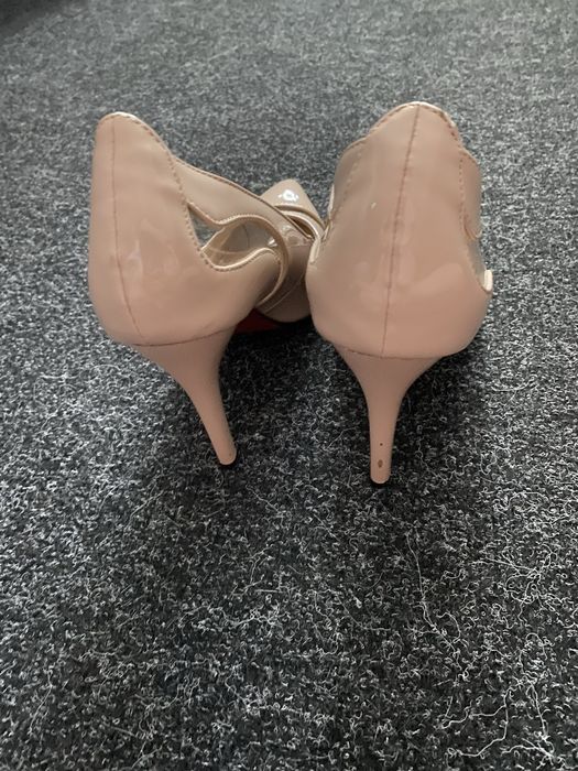 Продам туфлі бежевого кольору