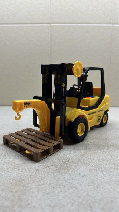 Спецтехніка, автовишка, самоскид, підйомник.