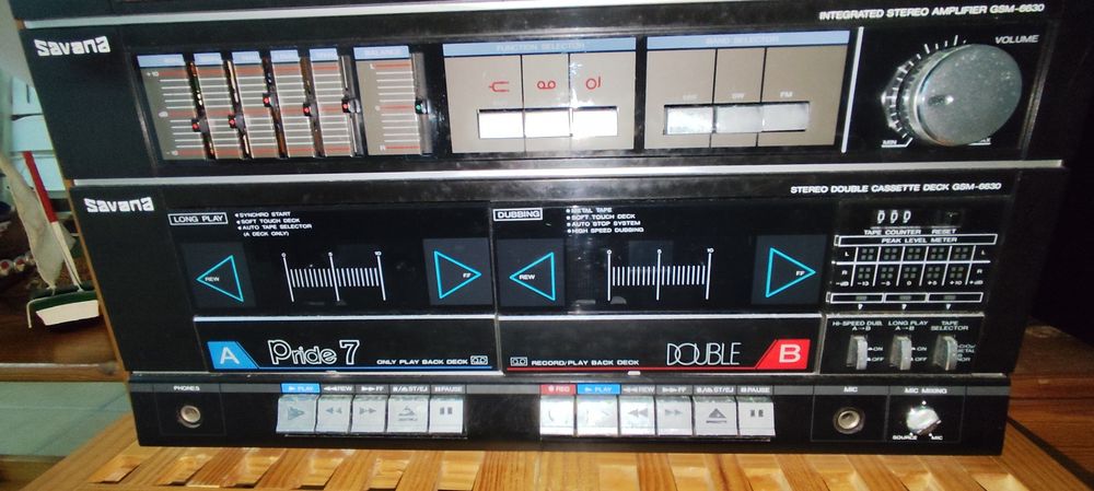 Gira discos, rádio e leitor/gravador de cassetes