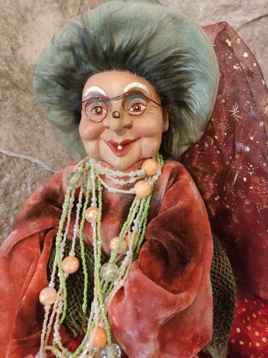 Boneco Bruxa com vassoura.