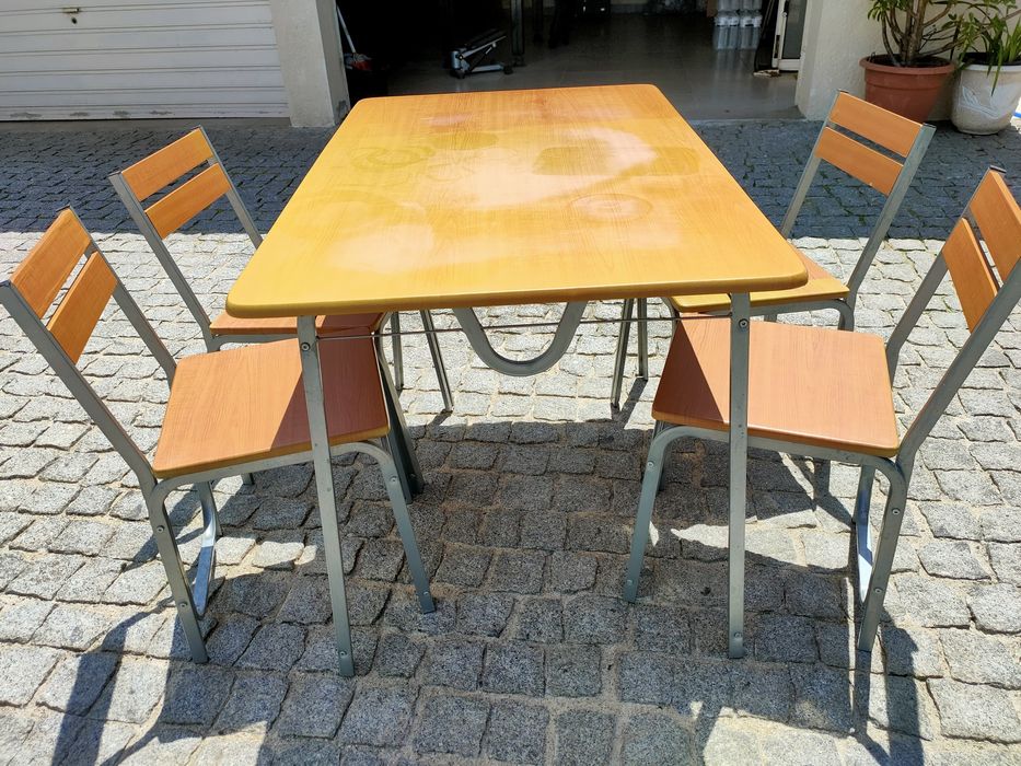Mesa de jardim/cozinha/esplanada.