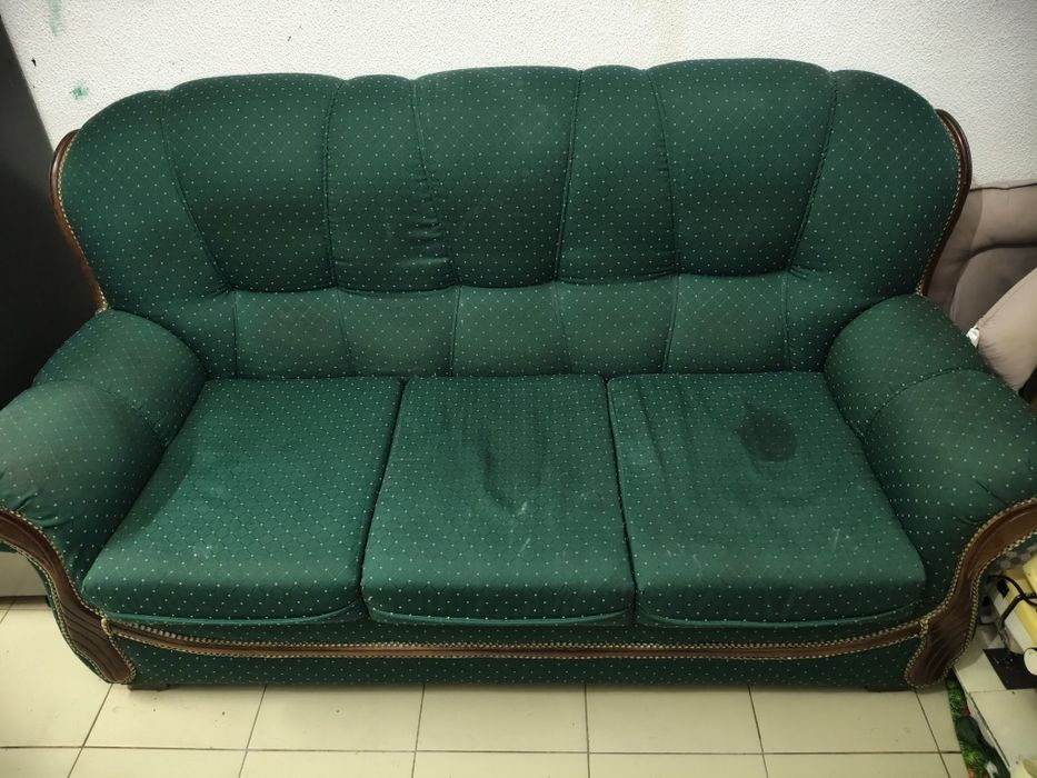 Sofá cama com capa de proteção