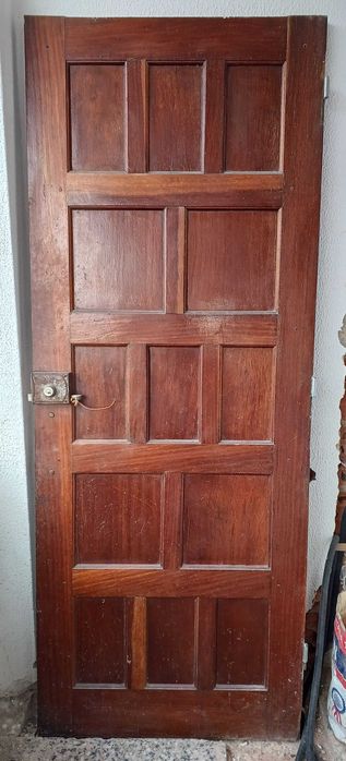 Porta exterior em madeira maciça