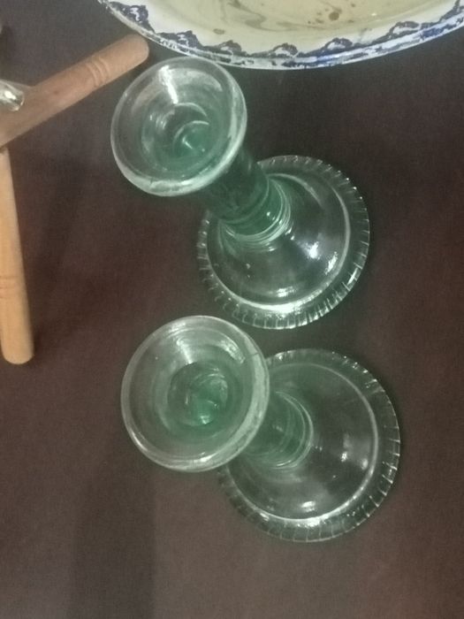 Dois castiçais de vidro esverdeado