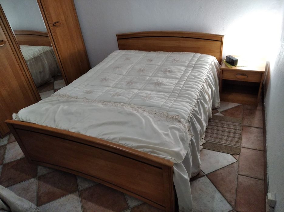 Cama de casal  com mesa de cabeceira