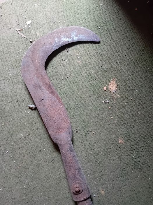 Foice de limpar mato, em ferro.