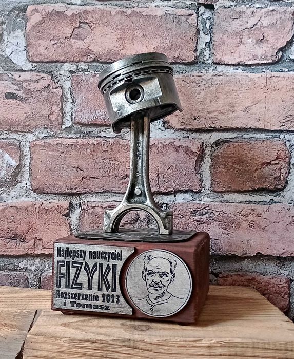 Puchar Statuetka Tłok Patyna Metal Art