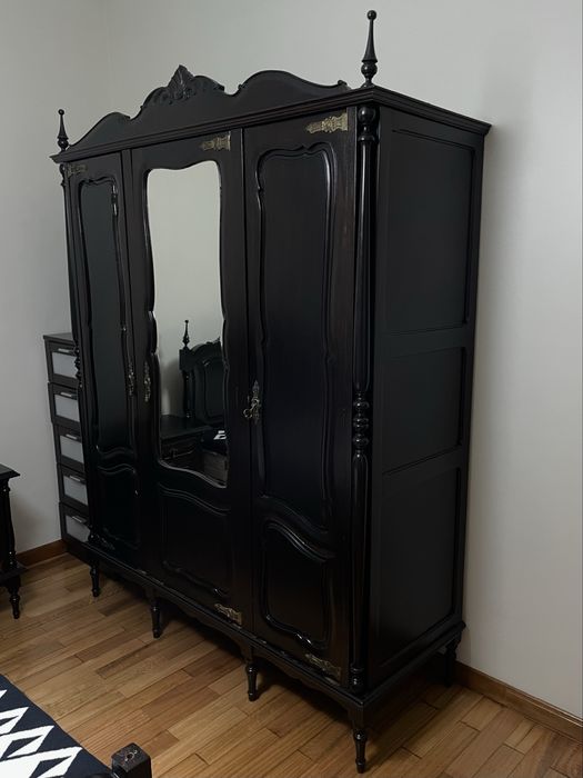 Mobília de quarto (cama, armário, cómoda, espelho, duas mesinhas)