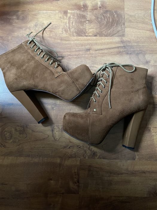 Brązowe botki na słupku