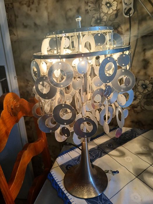 Vendo  um candeeiro de metal está funcionando lindamente.