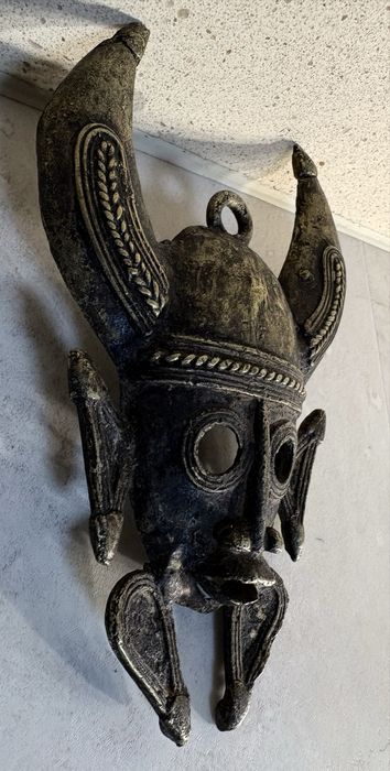 Antiga máscara africana em bronze