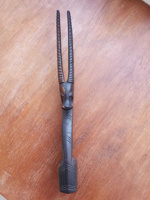 Estatueta antílope em madeira