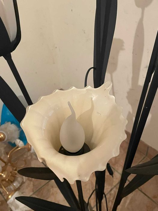 Candeeiro de pé com flores
