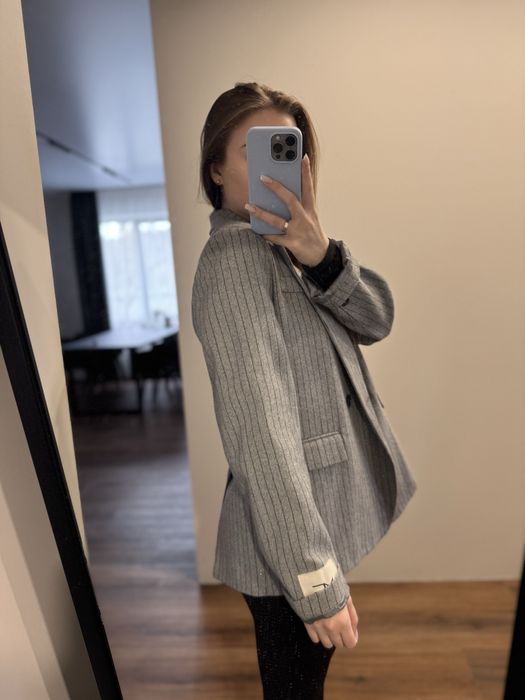 Сірий піджак у полоску