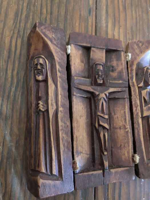 Santissima Trindade em madeira esculpida. Medidas 20 alt x 18 com x 4