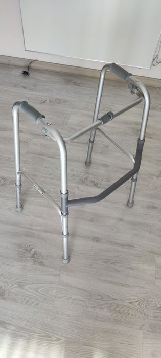 Andarilho de alumínio dobrável