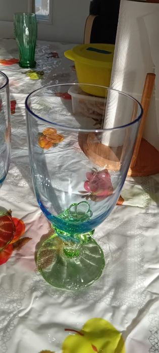 Conjunto de 2 cálices de vidro coloridas