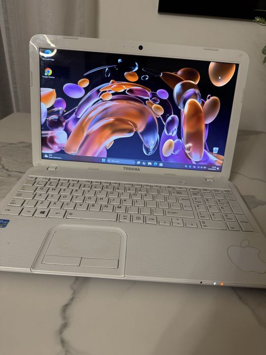 Laptop TOSHIBA bialy