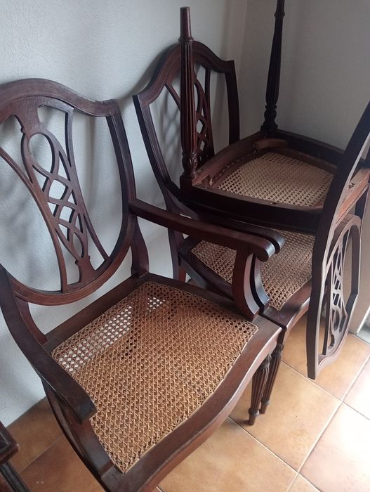 Cadeiras em madeira antigas