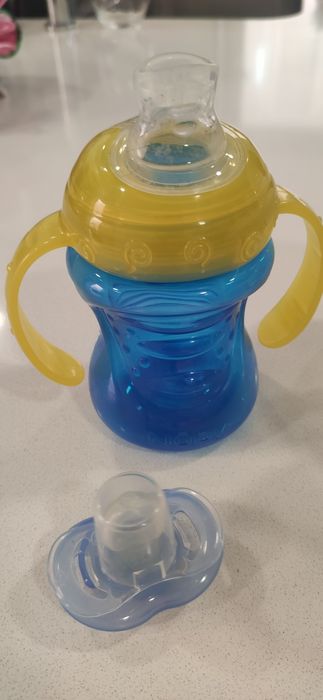 Dou a quem precise biberões, tetinas, porta chuchas