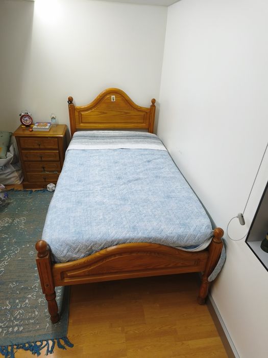 Cama de madeira maciça em ótimo estado com móvel
