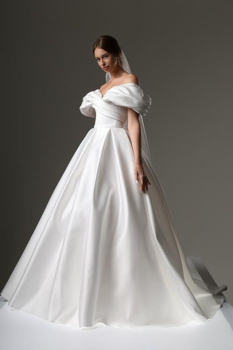 Атласна весільна сукня, елегантна та сучасна