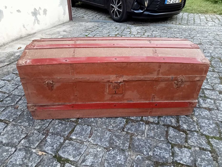 Baú antigo em bom estado