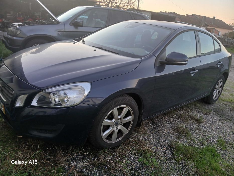 Vendo VOLVO S60, em otimas condições,  estofos e assentos em bom estado, pneus novos.  Carro confortável,  muito seguro com design muito agradável