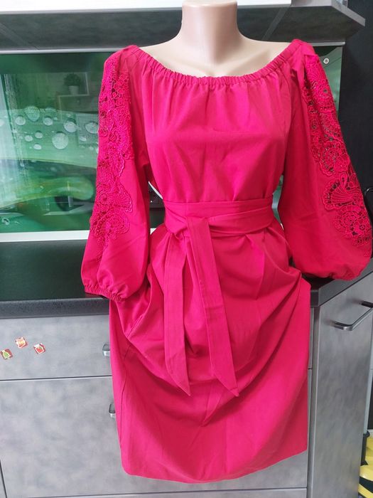 Червона святкова сукня в стилі вишиванки , розмір  S