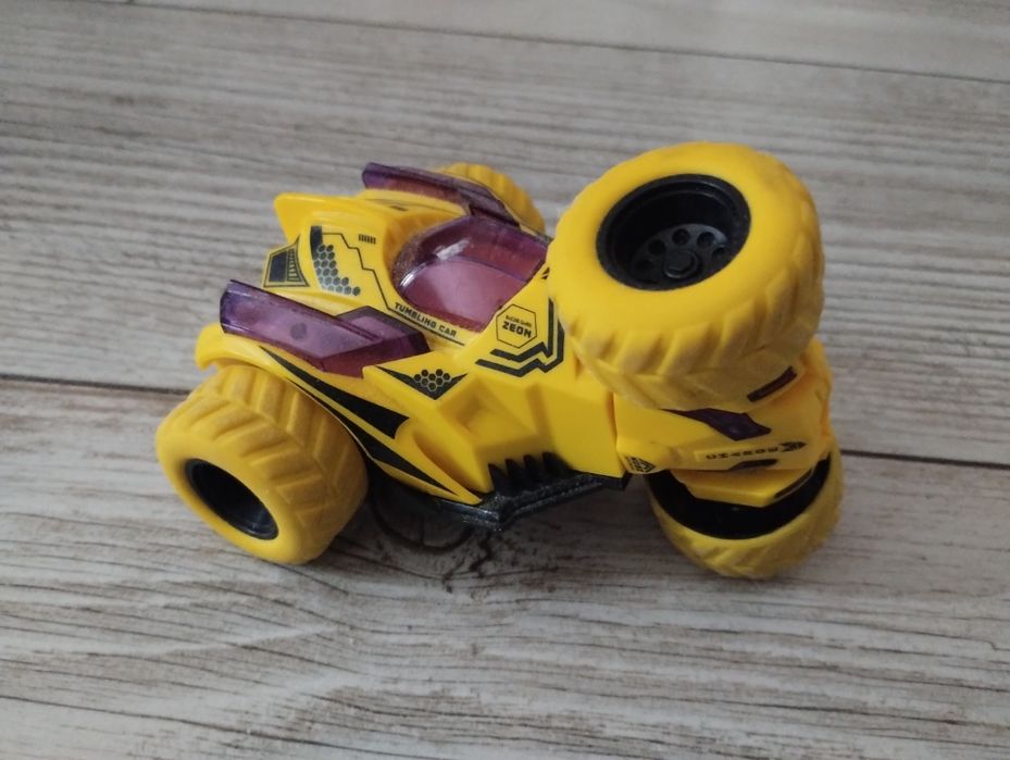 Zabawka żółte auto