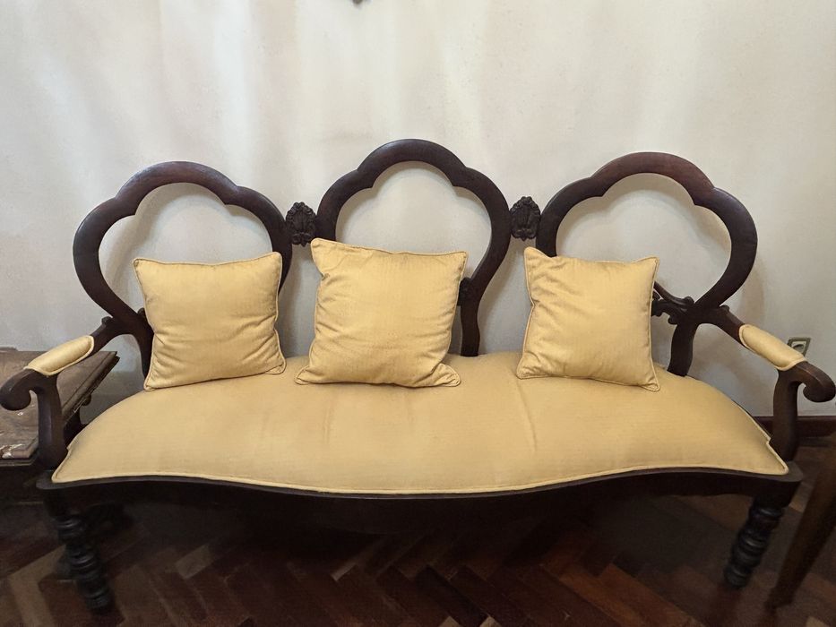 Conjunto de sofá e cadeiras