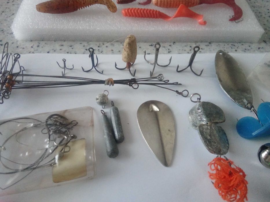 Рыболовные блесны и другие снасти.