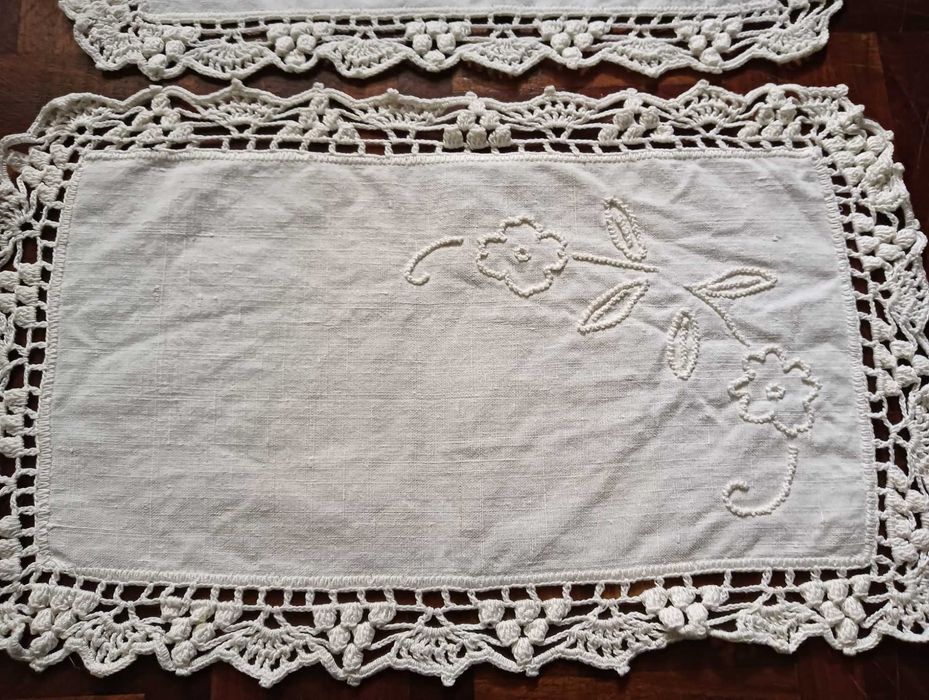 Conj.  2 Naperons combinação linho e crochet 40x24 e 35x23