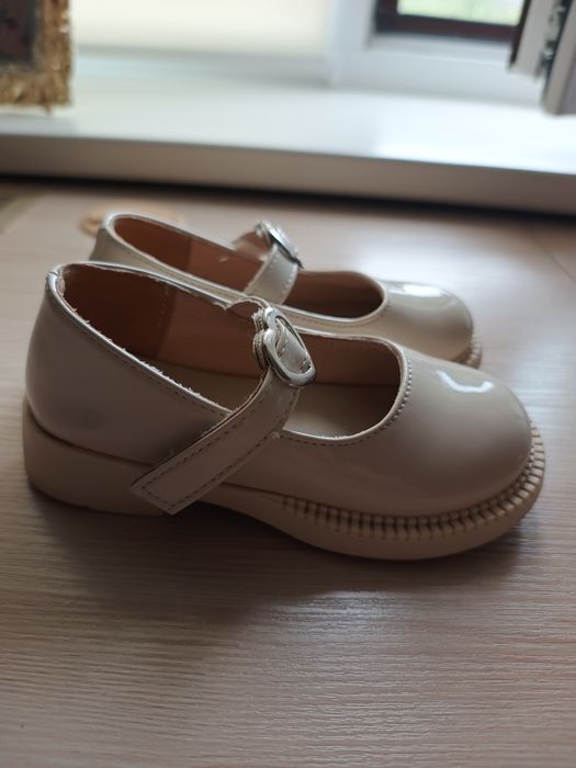 Лакові мештики для дівчинки